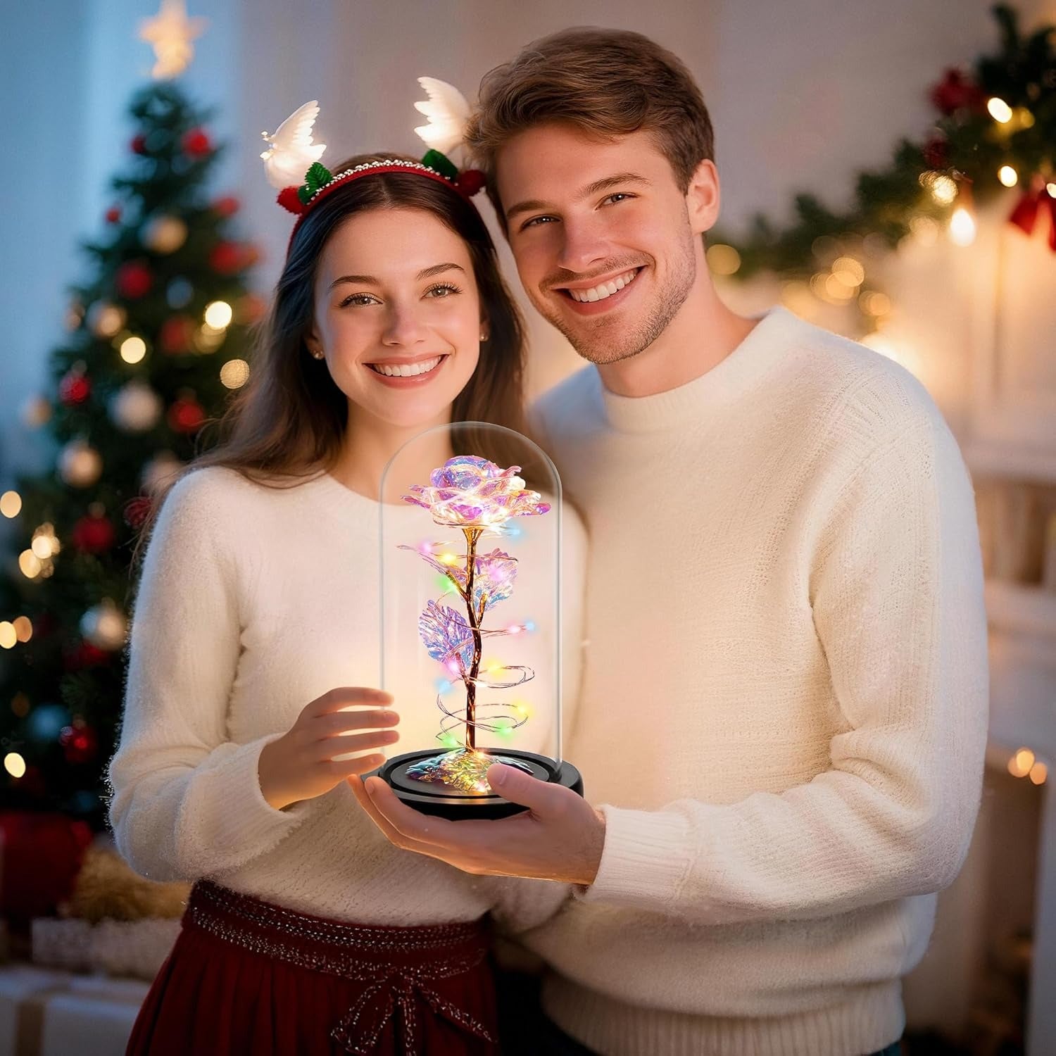Paar hält die leuchtende Forever Rose Lampe als Geschenk in den Händen